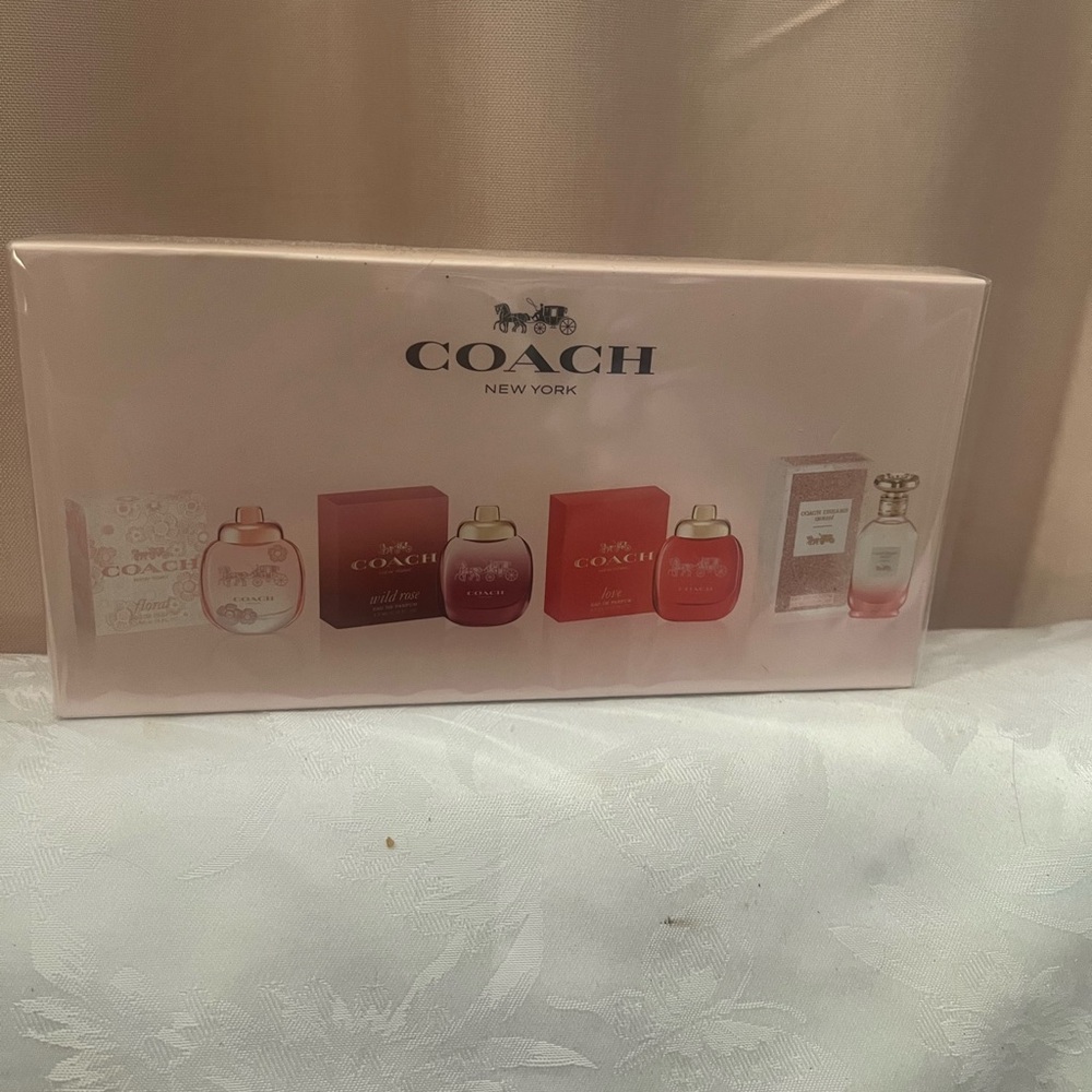 Brand new, still in cellophane wrapping. Coach New York mini perfume set - Picture 2 of 2